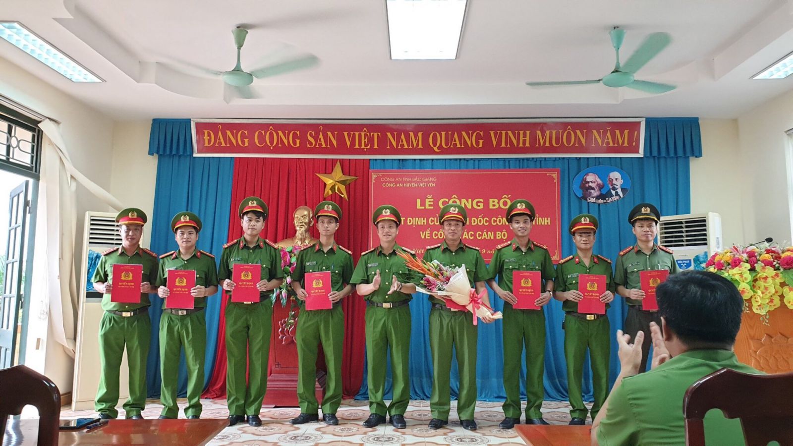 Đồng chí Thượng tá Nguyễn Hồng Sơn- Trưởng Công an huyện thừa ủy quyền của Giám đốc Công an tỉnh trao quyết định cho các đồng chí